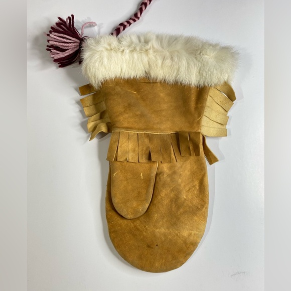 MOOSEHIDE/FUR EMBROIDERED FLOWER MITTENS MADE IN THE CREE NATION OF MISTISSINI! - Picture 5 of 15